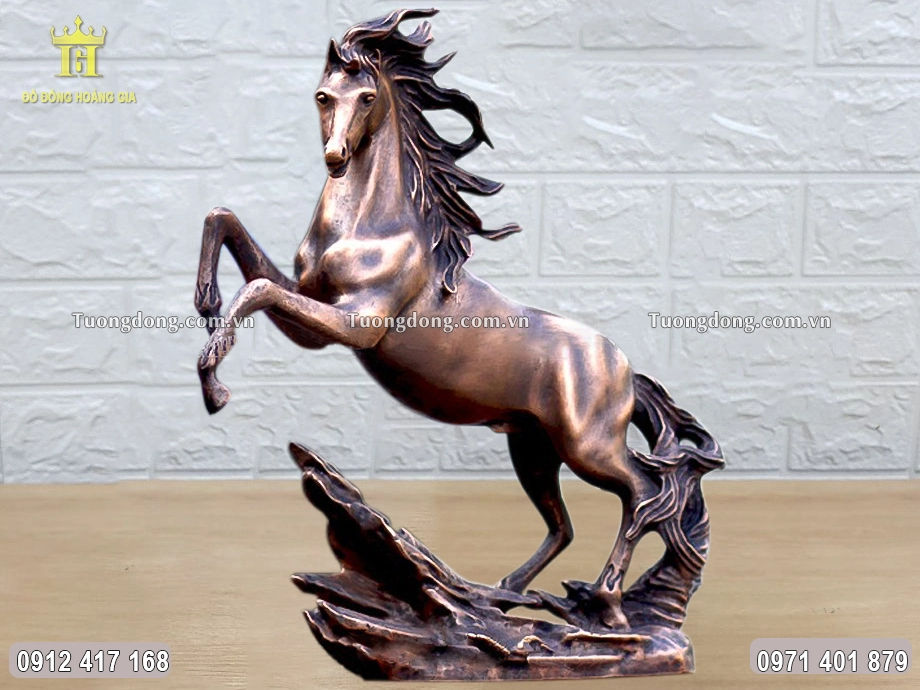 Toàn bộ bề mặt tượng ngựa được làm màu cổ kính và uy nghiêm